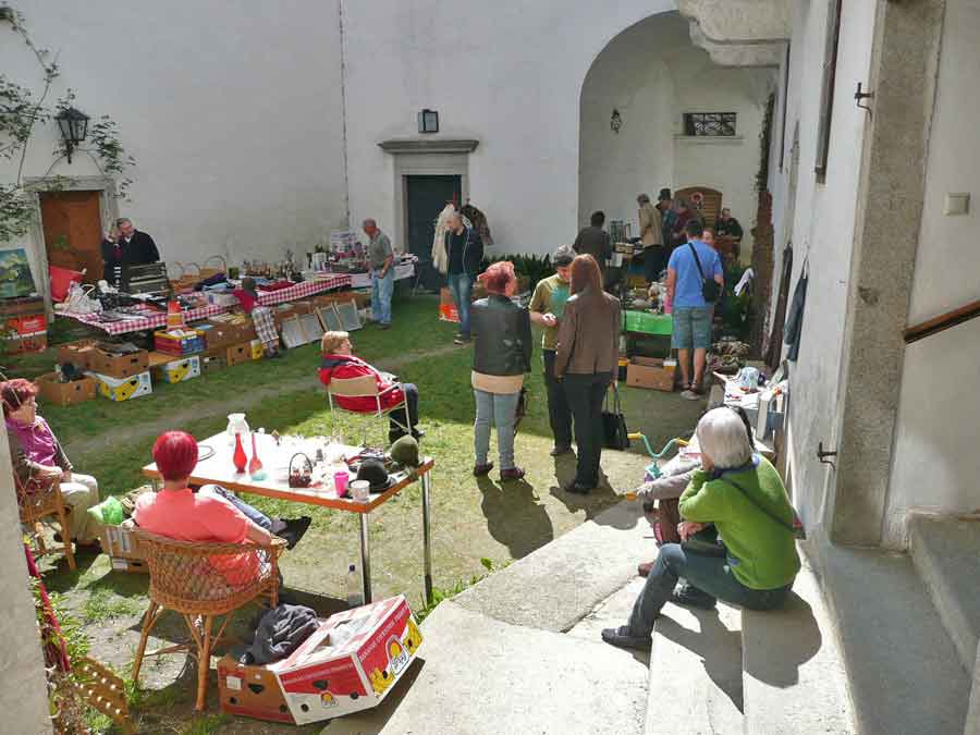 Schlosshof beim Frühjahrsputz 2013