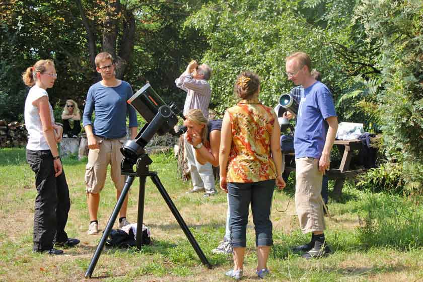 Sonnenbeobachtung auf der Schlosswiese; Credit: Susanne Hoffmann