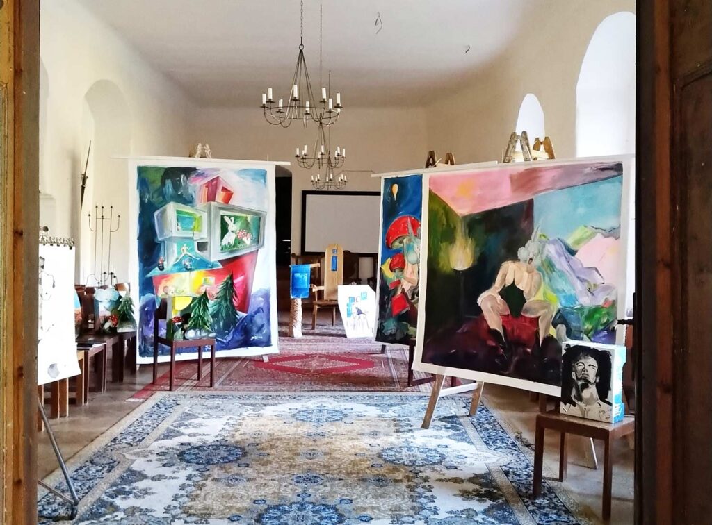 Bilder von Christian Emil Cerny, ausgestellt bei den TDOA 2022; In der Mitte ein Objekt des Künstlers Vinko Nino Jaeger.