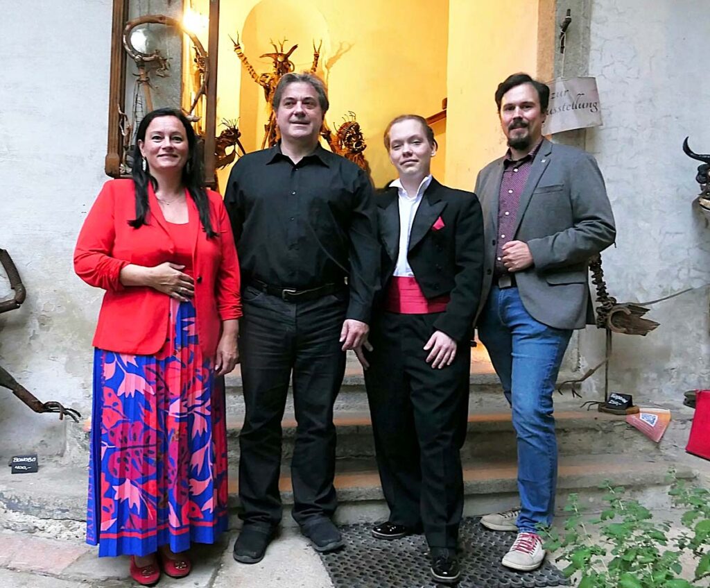 Vier Personen stehen vor einem beleuchteten Stiegenaufgang. Namen siehe Bildunterschrift